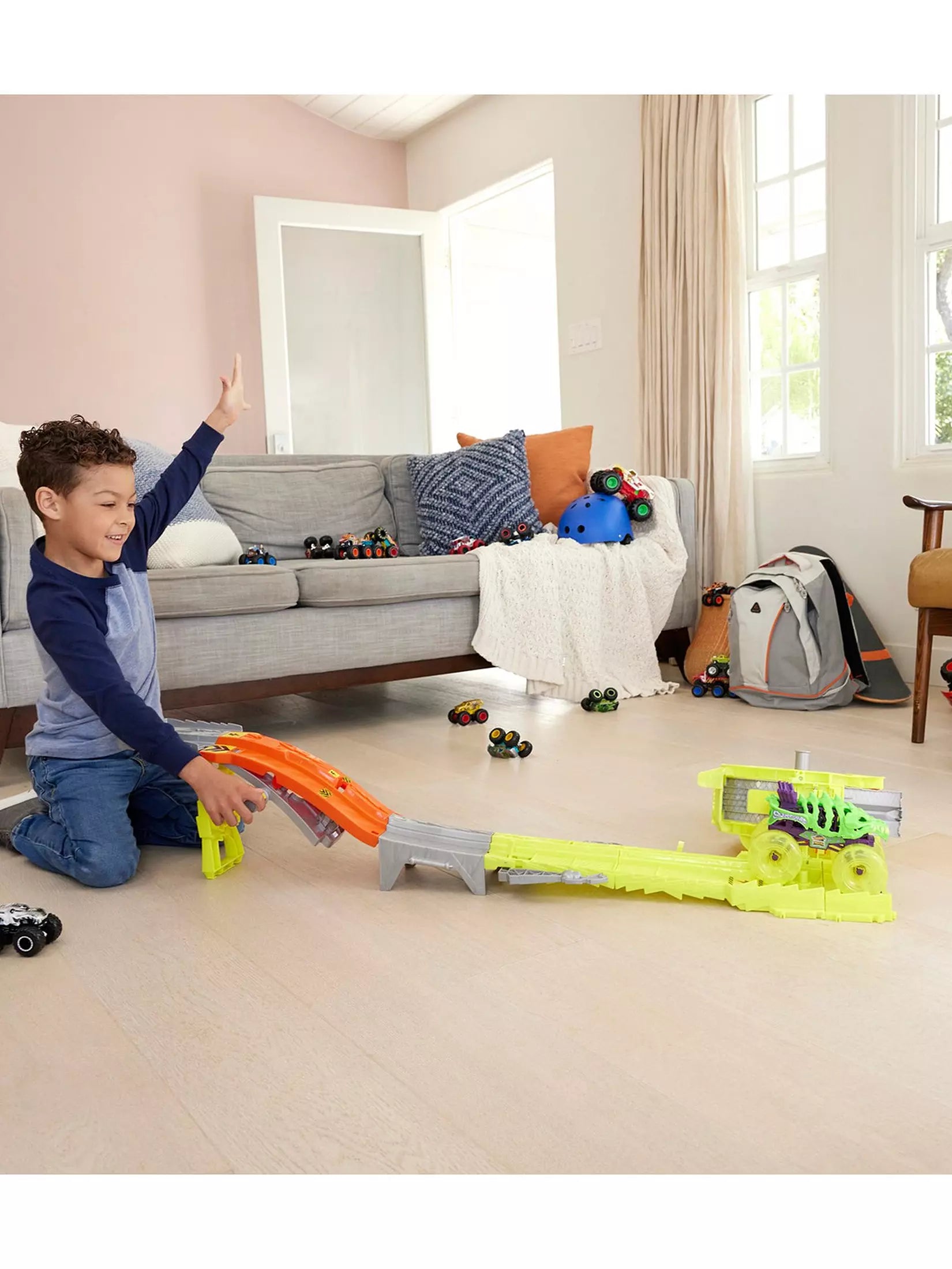 هوت ويلز لعبة تحدي سباق ومطاردة الشاحنات الوحشية مركبات مع مسار HotWheels