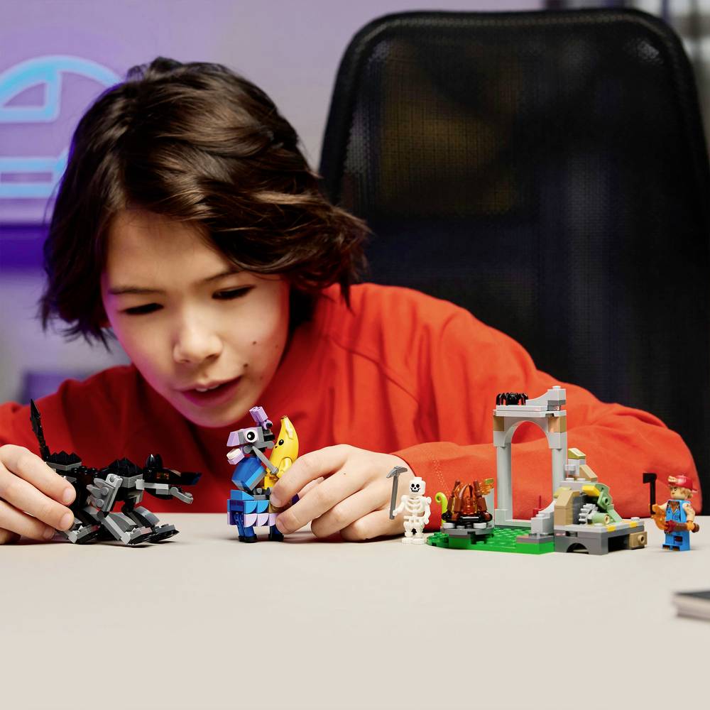 ليجو 77075 فورت نايت مخيّم بيلي وشمعة الإشعال مكعبات التركيب LEGO